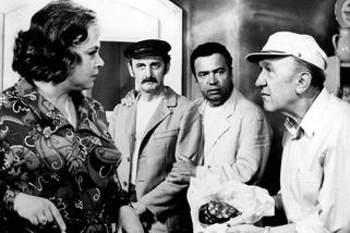 Jak utopit dr. Mráčka: Utrpení Hanzlíka na ulici, tajná láska k Šafránkové a úhyn rybiček v destilce